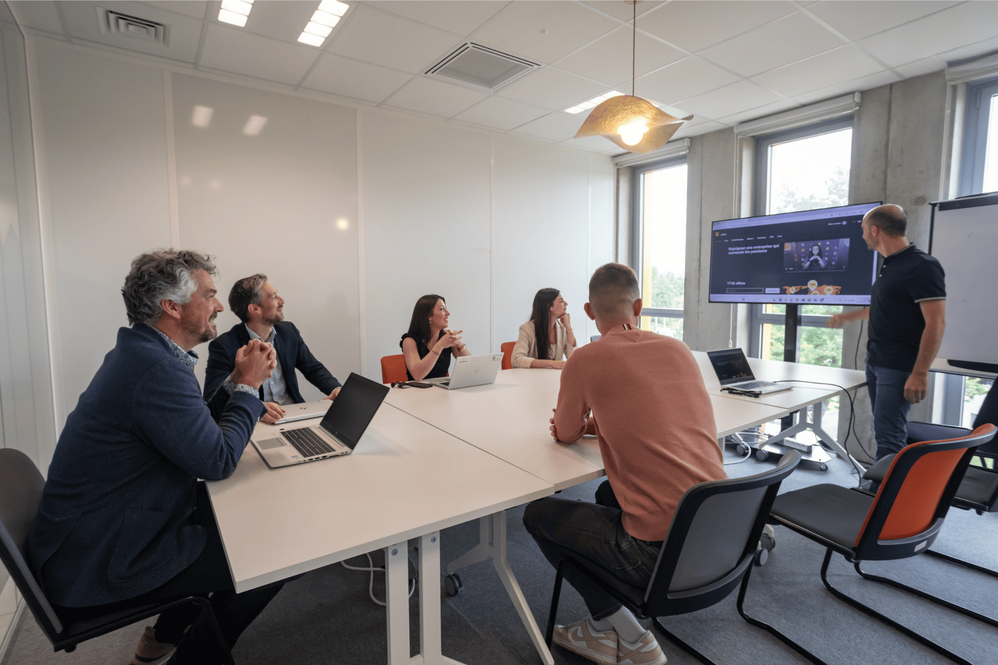 A professional and bright meeting space in Rennes equipped for hybrid collaboration and team presentations.