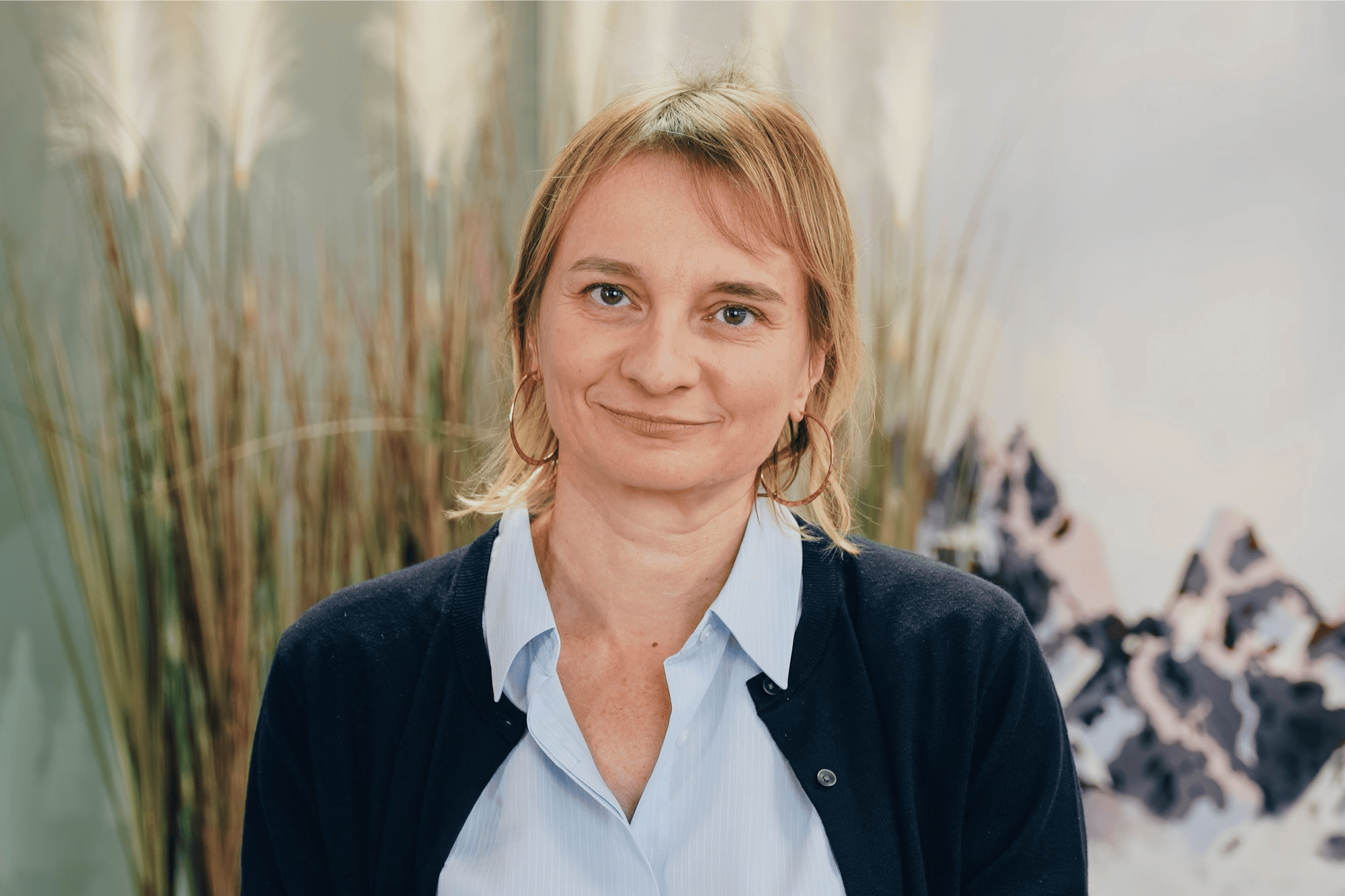 Delphine, a Data Governance expert at Orange Business, smiling professionally in a contemporary office setting.llab-delphine-datagouvernance-orangebusiness