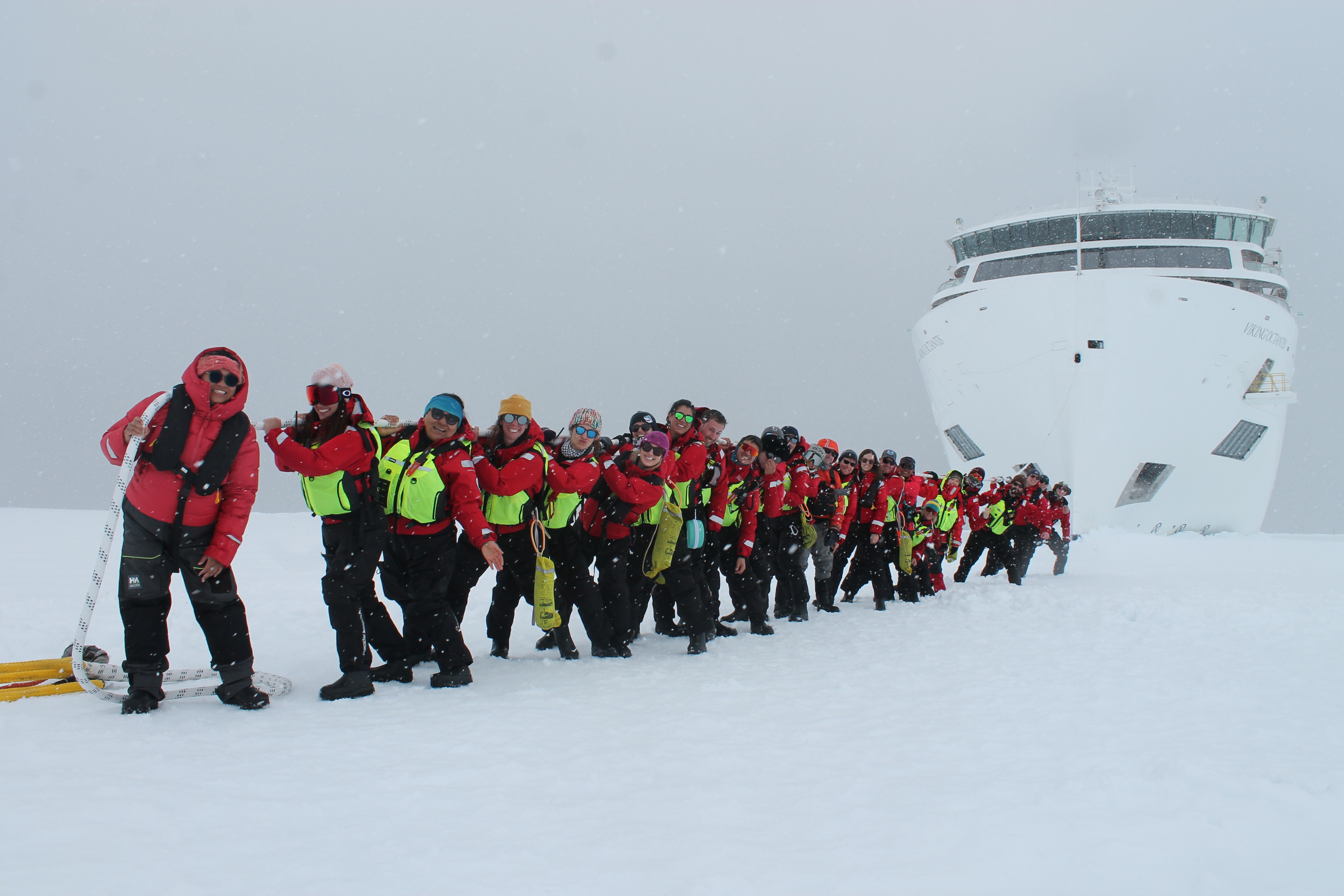 Octantis-Crew-Ice-Landing-Wilhelmina-Bay