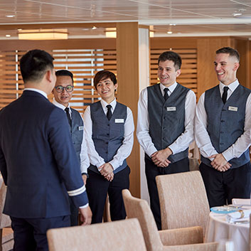 Servers-Group-Talking-Restaurant-Gymir-353