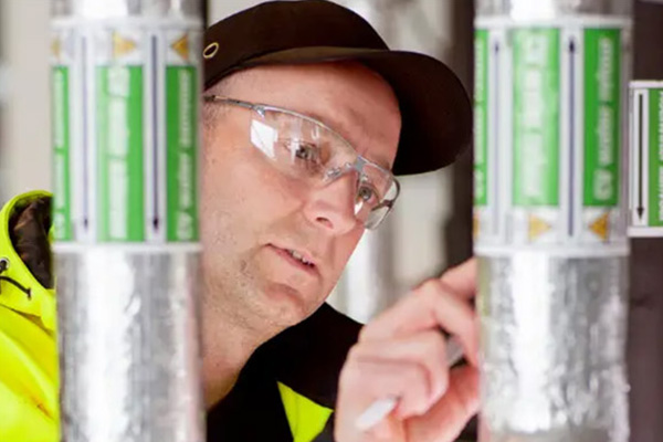 Scientists_working-on-computer-in-lab_lo_96dpi