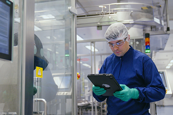 Scientists_working-on-computer-in-lab_lo_96dpi