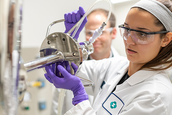 Scientists_working-on-computer-in-lab_lo_96dpi