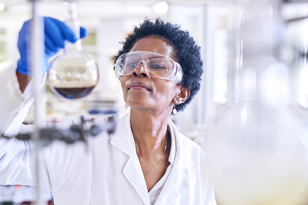 Scientists_working-on-computer-in-lab_lo_96dpi