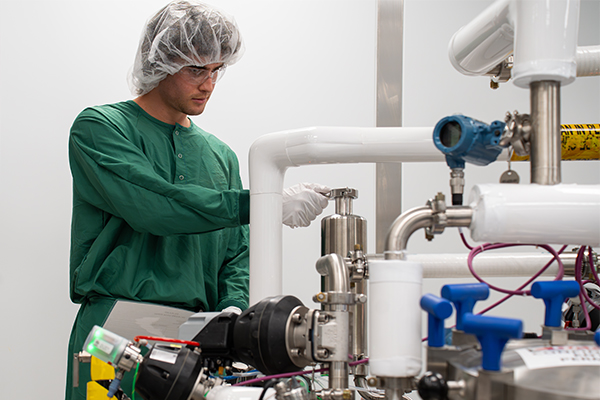 Scientists_working-on-computer-in-lab_lo_96dpi